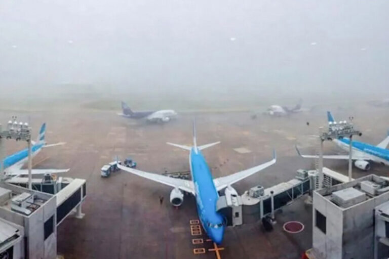 Reportan demoras y cancelaciones de vuelos en Aeroparque y Ezeizapor la niebla