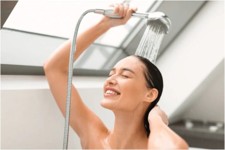 Bañarse con agua caliente o fría: qué es mejor para el cabello, la piel y la circulación?