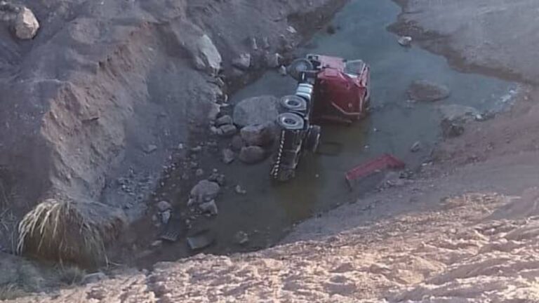 Triple choque de camiones en la Cuesta de Lipán: uno desbarrancó