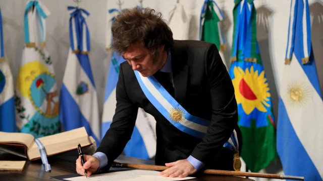 Milei suspendió sobre la hora su viaje a Tucumán por el 9 de Julio: la explicación que dio Adorni