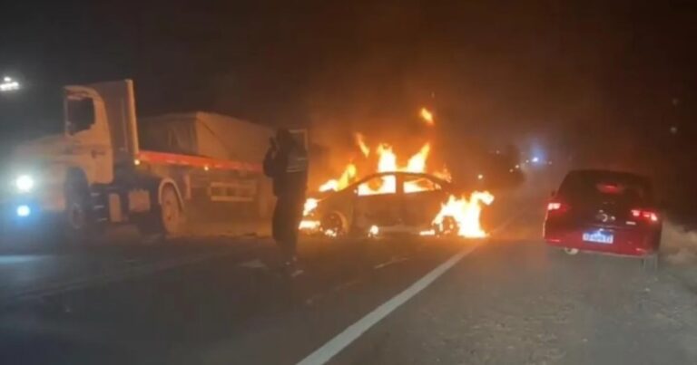 Dos hombres murieron calcinados tras chocar contra un camión en Tucumán