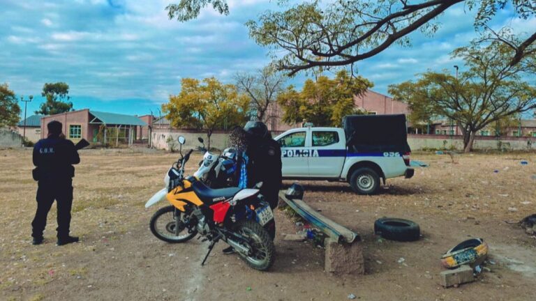 Detenidos por consumir droga y molestar a alumnos de una escuela primaria