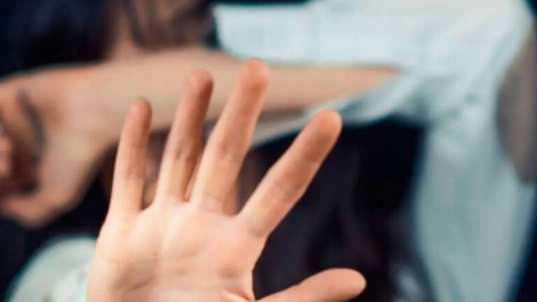 Golpeó a su pareja y la amenazó de muerte porque salió a pasear