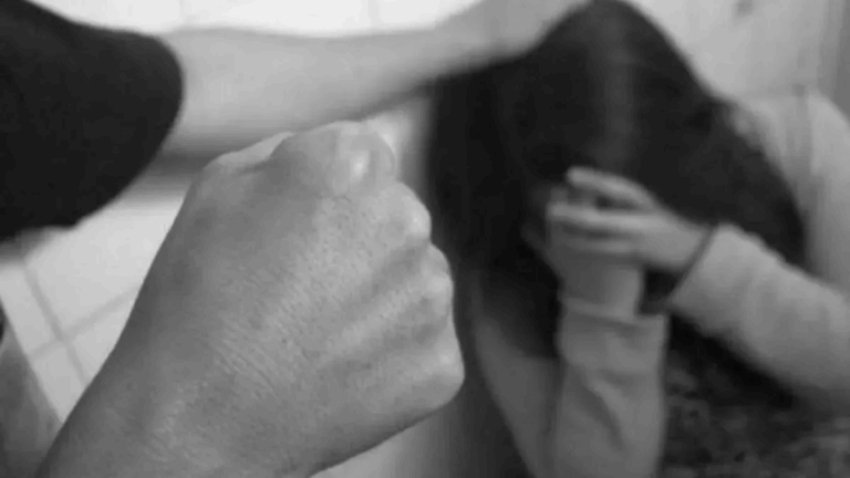 No cumplió con las condiciones de arresto domiciliario, su pareja le reclamó y él la golpeó