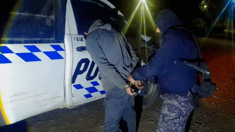Se resistió al arresto y le arrancó parte de un dedo a un policía a mordiscos