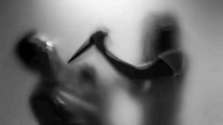 Su pareja le borró contactos de su teléfono, él le reclamó y ella lo apuñaló