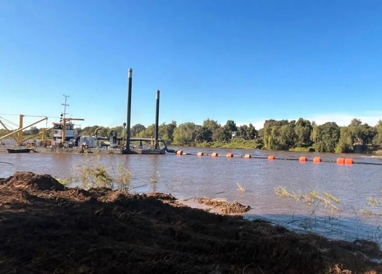 Avanza el dragado del Riacho Barranqueras en la zona del muelle de descarga de YPF