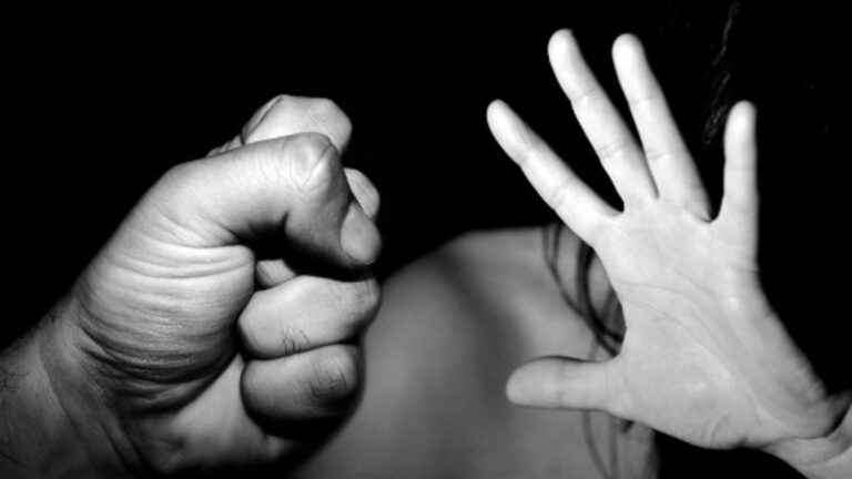 Luego de ser golpeada, una mujer logró encerrar a su pareja para que la policía lo detenga