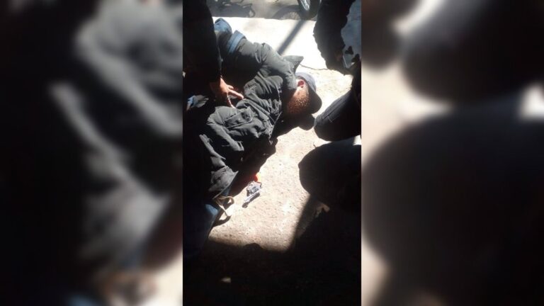 Dos detenidos por amenazar a transeúntes con un arma de plástico