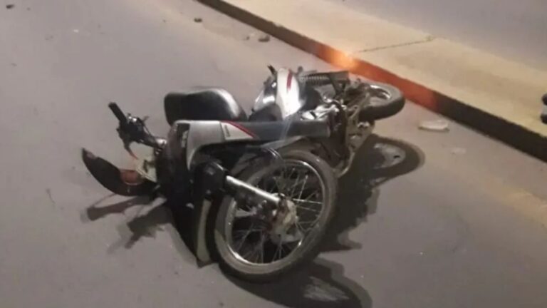 Viajaba alcoholizado en una moto, metió el pie en la rueda y terminó en el hospital