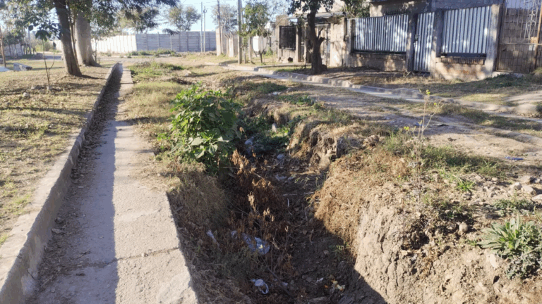 Una calle con un metro de profundidad afecta a los vecinos de San José