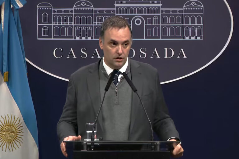 En modo 90: tarifazo y privatización de AySa