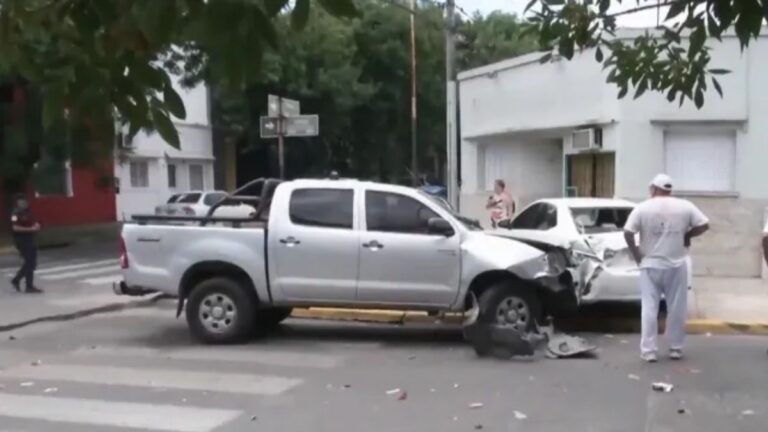 Una mujer alcoholizada chocó un auto donde iba una familia y se dio a la fuga