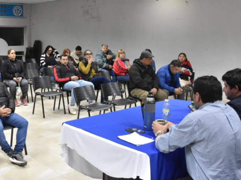 La CGT Chaco reclamó al gobierno y al IPDUV por la paralización de 40 viviendas