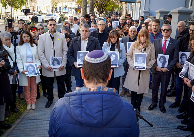 Schneider acompañó el acto conmemorativo en Resistencia a 31 años del atentado en la AMIA