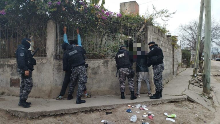 Incumplió una perimetral y junto a su padre, merodeaba la casa de su ex pareja