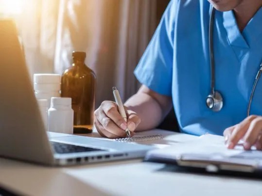 Amplían el uso obligatorio de receta electrónica para más prescripciones y prácticas médicas en todo el país