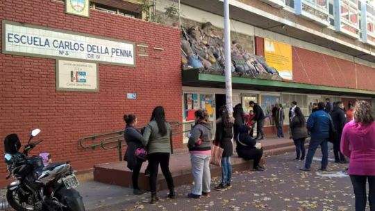 La madre y la abuela de un alumno fueron detenidas por clavarle una lapicera al director de una escuela en La Boca