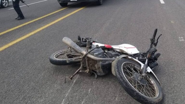 Un motociclista se encuentra en grave estado tras chocar con un auto