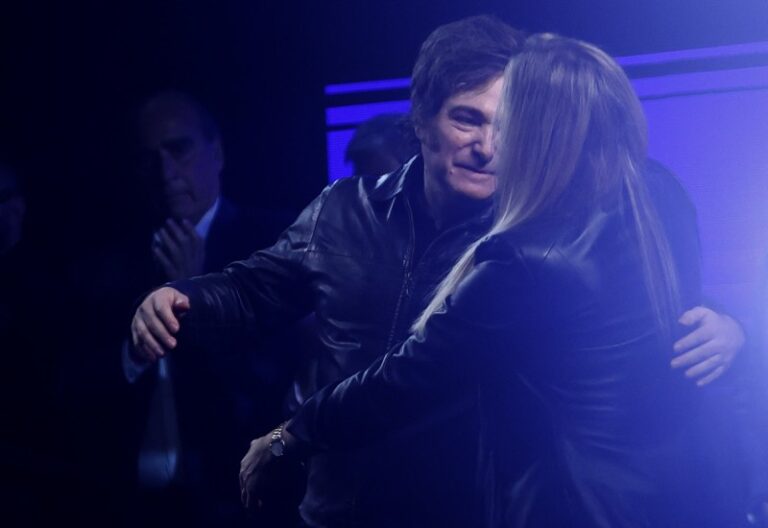 Milei ignoró los pedidos de Santiago y el Gordo Dan y se fue a escuchar ópera