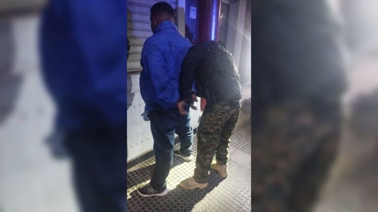Delincuente escapó de un frustrado asalto y se entregó a la policía para no ser linchado
