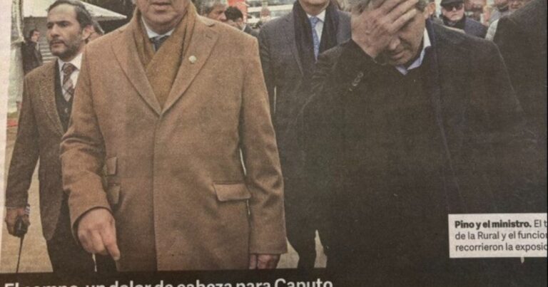 Luis Caputo se quejó de la tapa de Clarín sobre su paso por La Rural: «Fue una fiesta, no pudo salir mejor»