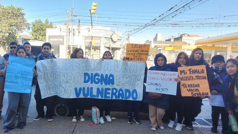 Vecinos de San Pedro llegaron hasta Capital para reclamar por viviendas
