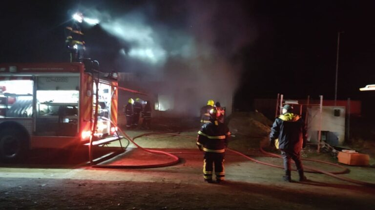 Pudo ser una tragedia: cargaba su celular en la cama y provocó un incendio