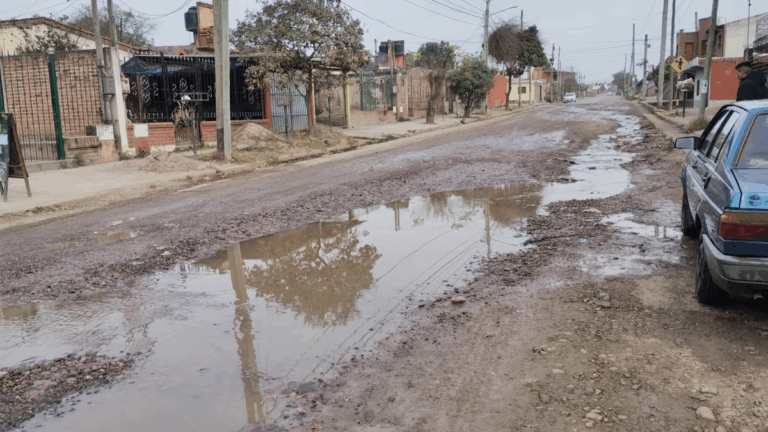Río de líquidos cloacales invadió un barrio de Palpalá