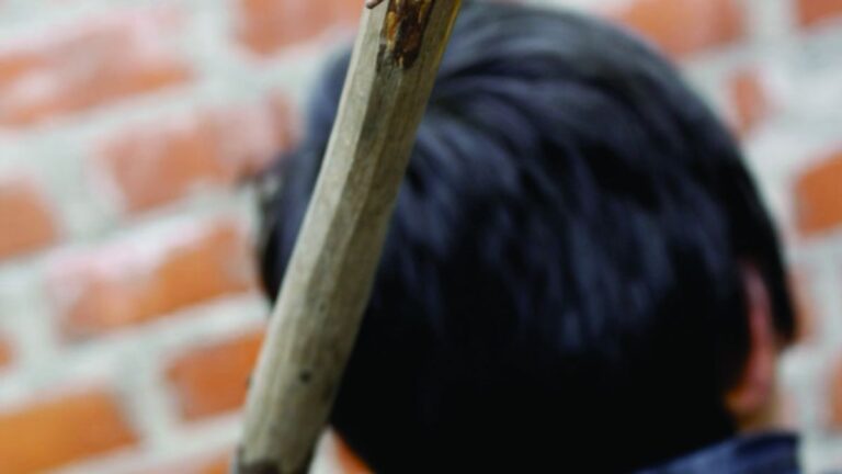 Lo acusaron de un robo y lo golpearon con un palo en la cabeza