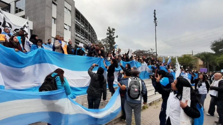 Masiva muestra de malestar docente en el Ministerio de Educación