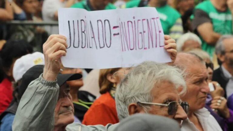 Jubilados jujeños: «Llegamos a fin de mes con ayuda de hijos y nietos»