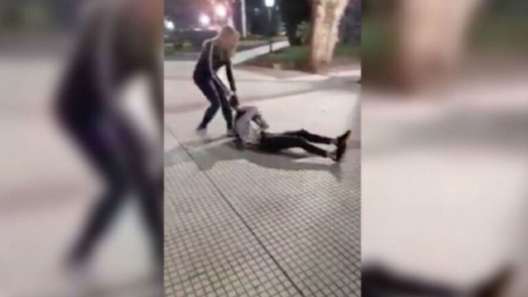 Pareja le dio una golpiza y asaltó a una joven en una plaza de Alto Comedero