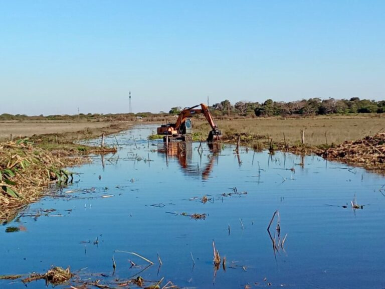 Realizan trabajos de drenaje en la zona rural de Presidencia de la Plaza