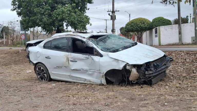 Escapó a toda velocidad, chocó contra un poste y murió tras dar varios vuelcos