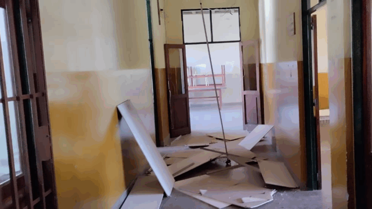 Bomberos y Defensa Civil trabajaron en varios puntos de la ciudad ante los fuertes vientos