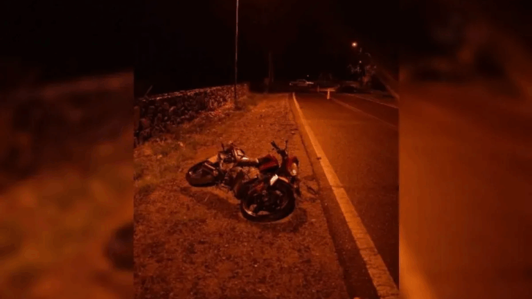 Buscan a un conductor que embistió una moto con tres personas y se fugó del lugar