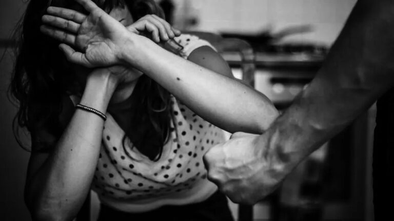 Golpeó y encerró a su pareja porque le causó «problemas con su amante»