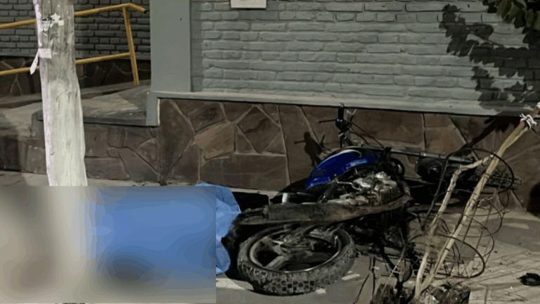 Joven motociclista derrapó, chocó contra una pared y murió en Monterrico