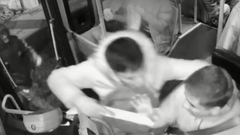 Bajo amenazas con cuchillo, dos delincuentes asaltaron a un colectivero