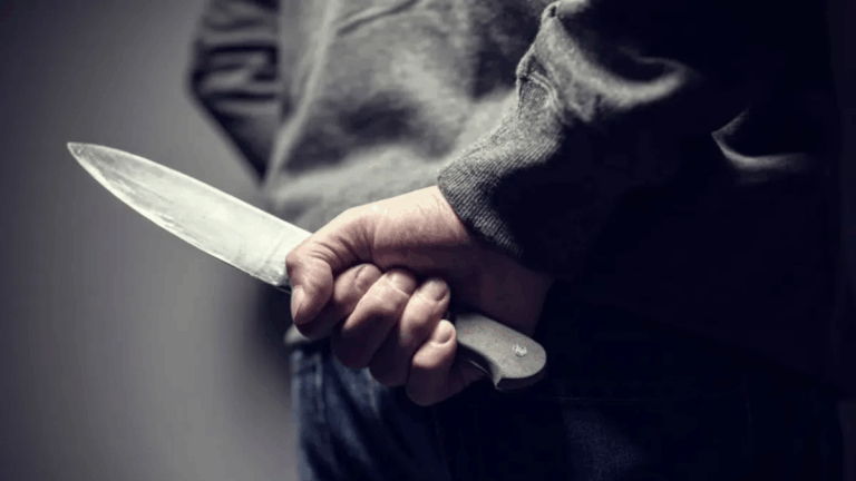 Golpeó a su madre e intentó apuñalarla en un violento ataque en Perico