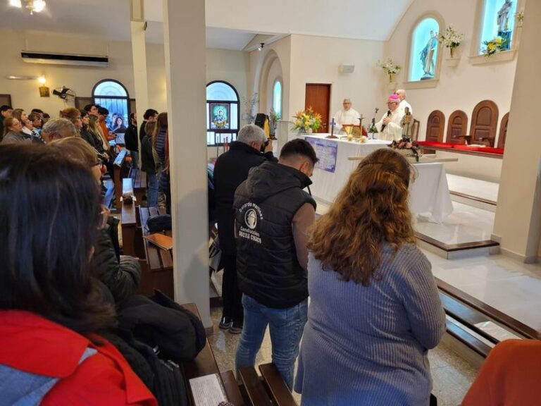 Fieles y trabajadores se movilizaron bajo la lluvia por San Cayetano