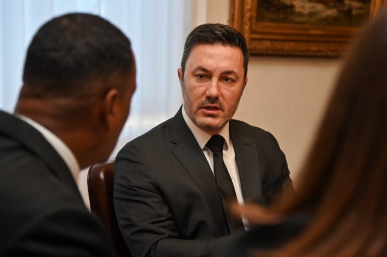 La esposa de un suboficial de la Armada denunció que la obra social no le cubre el tratamiento oncológico