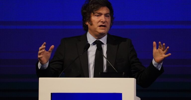 Javier Milei anunció en Cadena Nacional que quiere penalizar la aprobación de presupuestos que «incurran en déficit fiscal»