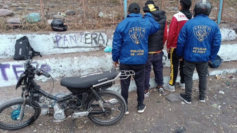 Eran buscados por un robo y los capturaron en una motocicleta adulterada
