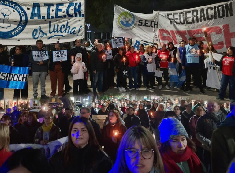 La docencia chaqueña iluminó las plazas con antorchas reclamando el pago de la cláusula gatillo