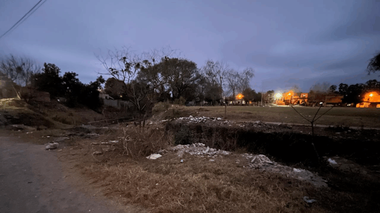 Alto Comedero: la pasarela entre B2 y B6 queda a oscuras y es un peligro