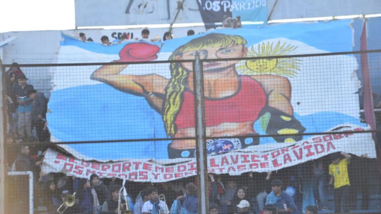 Dos colegios realizaron un sentido homenaje a la «Locomotora» Oliveras