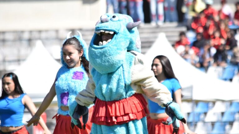 Calor, baile, coreografías e hinchadas en el inicio del Finde Estudiantil