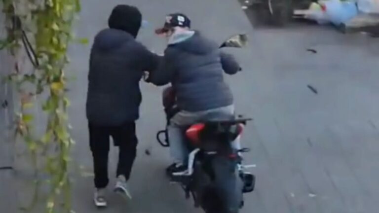 Le dieron un botellazo en la cabeza a un motociclista para robarle el rodado